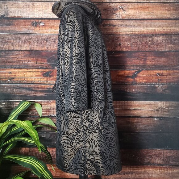 Gallery NWOT Medium Velvet Tiger Long Coat Rain Jacket Accordion Hood Lined - Picture 7 of 14